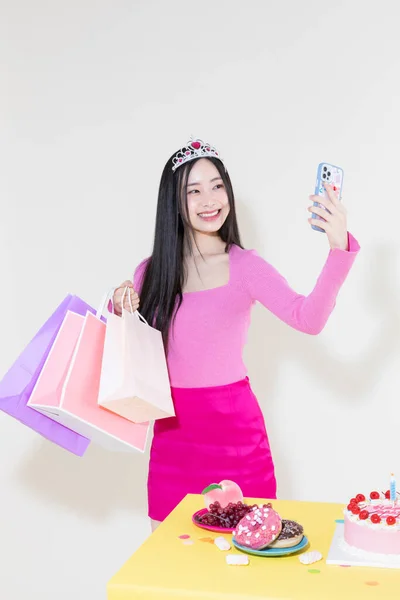 具有工作室背景的韩国亚洲美女生日派对理念的复古照片Y2K粉色复古概念照 — 图库照片
