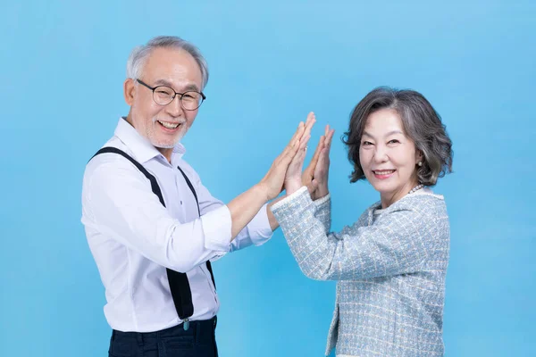 Stüdyoda Ele Tutuşan Genç Yaşlı Koreli Çift — Stok fotoğraf