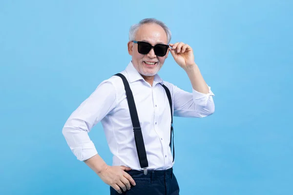 Stüdyonun Arka Planında Güneş Gözlüğü Takan Yaşlı Yaşlı Koreli Bir — Stok fotoğraf