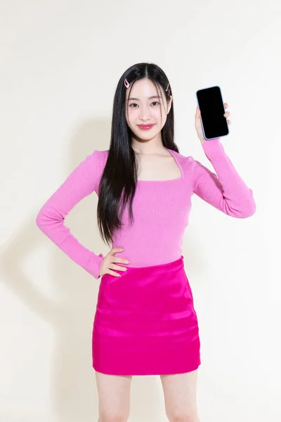 ヴィンテージY2Kピンクレトロのコンセプト写真韓国のアジアのかわいい女性がスタジオの背景にスマートフォンを持って — ストック写真