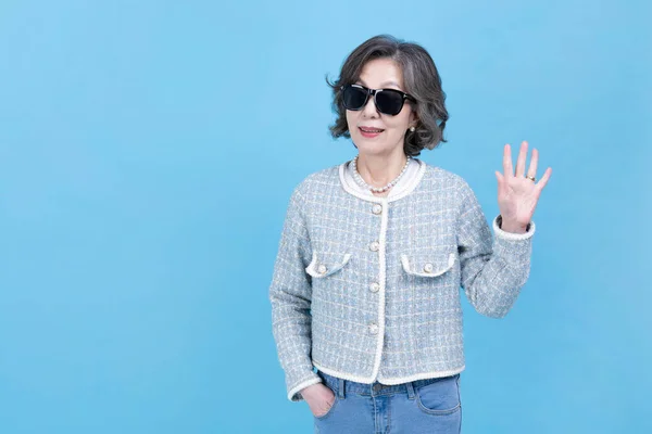 Saluto Attivo Giovane Anziana Coreana Asiatica Donna Con Occhiali Sole — Foto Stock