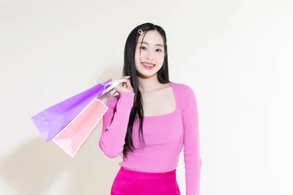 빈티지 Y2K 쇼핑백을 리아의 귀여운 여성의 — 스톡 사진