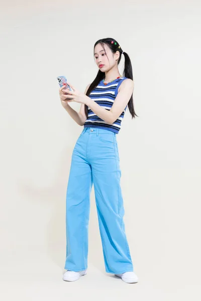 老式Y2K粉红复古概念照片韩国亚洲可爱女人拿着智能手机的工作室背景 — 图库照片