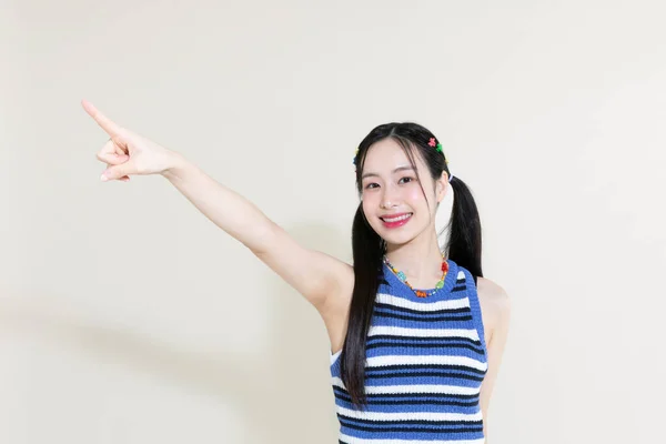 ヴィンテージY2Kレトロなコンセプト写真の韓国人可愛いです女性とともに手の動きに対してスタジオの背景 — ストック写真