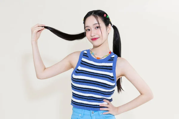 雅典娜Y2K粉红复古概念照片的韩国亚洲可爱女人与头发抛掷工作室背景 — 图库照片