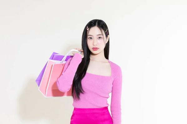 雅典娜Y2K粉红复古概念照片的韩国亚洲可爱女人拿着购物袋 — 图库照片
