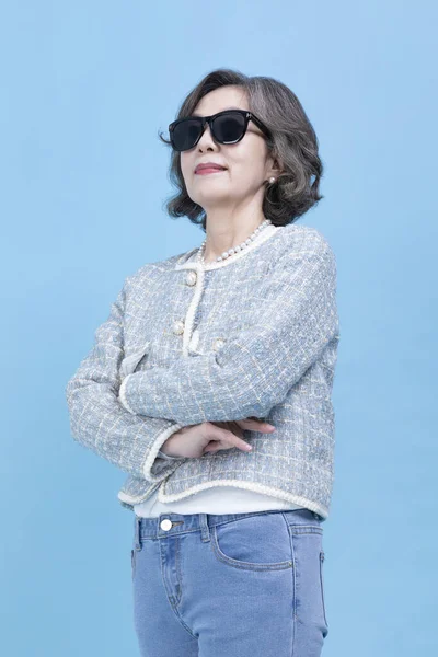 Активная Молодая Корейская Азиатка Солнечных Очках — стоковое фото