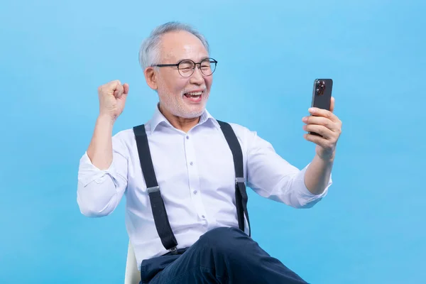 Active Young Senior Korean Asian Male Looking Smartphone Sitting Chair — Stock Photo, Image