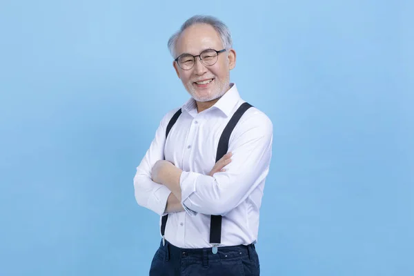 Stüdyo Geçmişine Karşı Duran Mutlu Aktif Genç Yaşlı Koreli Bir — Stok fotoğraf