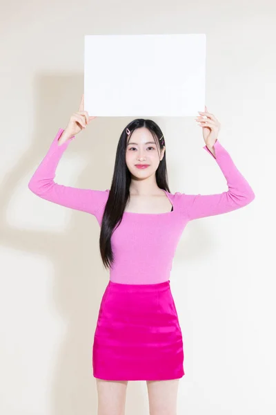 老式Y2K粉红复古概念照片的韩国亚洲可爱的女人抱着一个框架 — 图库照片