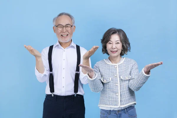 Aktywne Młody Seniorzy Koreański Azji Para Wyciągając Ręce Ruch — Zdjęcie stockowe