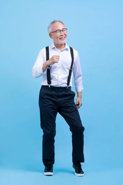 Stüdyonun Arka Planında Dans Eden Yaşlı Yaşlı Koreli Bir Erkek — Stok fotoğraf