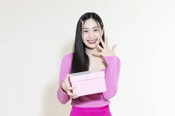 韩国亚洲可爱女人手持礼品盒的老式Y2K粉色复古概念照 — 图库照片