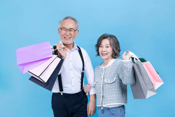 Aktive Junge Ältere Koreanische Asiatische Paar Mit Einkaufstaschen — Stockfoto