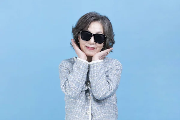 Aktiv Ung Senior Koreansk Asiatisk Kvinna Bär Solglasögon Med Handrörelse — Stockfoto