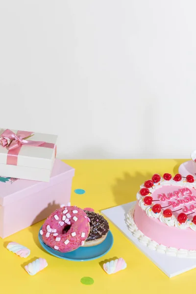 在生日派对概念工作室背景下的韩国亚洲美女的老式Y2K粉红复古概念照 — 图库照片