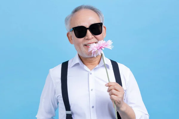 Aktywny Młody Senior Koreański Azji Mężczyzna Gospodarstwa Kwiat Studio Tło — Zdjęcie stockowe