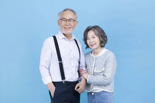 Joven Activo Senior Coreano Asiático Hombre Mujer Pie Con Los —  Fotos de Stock