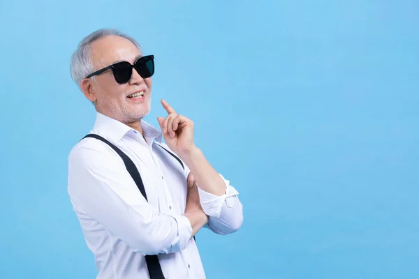 Joven Activo Senior Coreano Asiático Masculino Usando Gafas Sol Contra — Foto de Stock