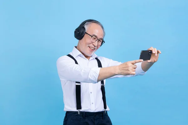 Attivo Giovane Anziano Coreano Asiatico Maschio Ascoltare Musica Con Auricolare — Foto Stock