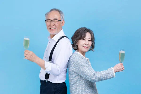 Aktywny Młody Seniorzy Koreański Azji Para Gospodarstwa Szampan Okulary — Zdjęcie stockowe