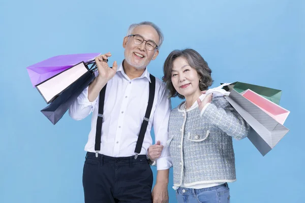 Actif Jeune Senior Coréen Asiatique Couple Tenant Shopping Sacs — Photo