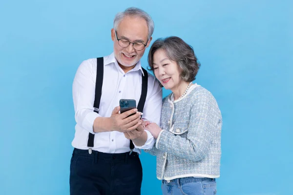 Actif Jeune Sénior Coréen Asiatique Couple Regardant Smartphone — Photo