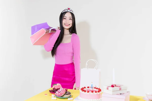 Kore Tatlı Bir Kadının Doğum Günü Partisi Konseptiyle Stüdyo Arka — Stok fotoğraf