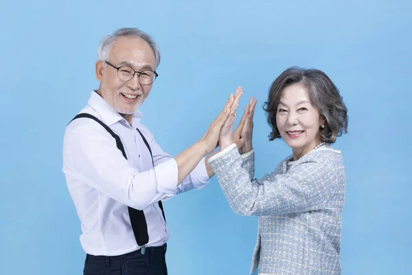 Aktywne Młody Seniorzy Koreański Azji Para Trzymając Się Ręce — Zdjęcie stockowe