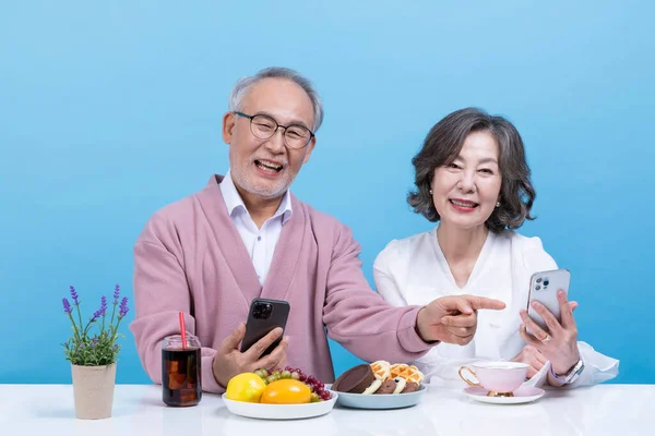 Aktiv Jung Senior Koreanisch Asiatisch Pärchen Having Teatime — Stockfoto