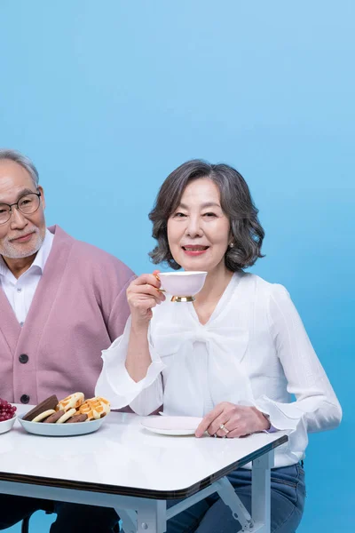Aktywny Młody Seniorzy Koreański Azji Para Mając Herbata — Zdjęcie stockowe