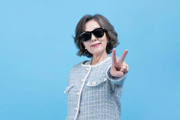 Ativo Jovem Coreano Asiático Mulher Vestindo Óculos Sol Com Movimento — Fotografia de Stock