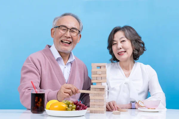 Aktiv Jung Senior Koreanisch Asiatisch Pärchen Spielen Jenga — Stockfoto