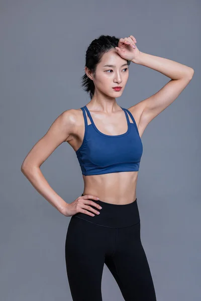 Концепция Здоровой Красоты Фото Корейской Азиатской Красивой Женщины Вытирающей Пот — стоковое фото