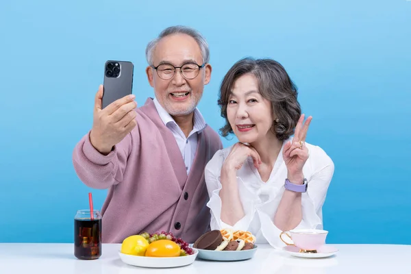 使用平板电脑 的活跃的老韩国老年亚洲夫妇 — 图库照片