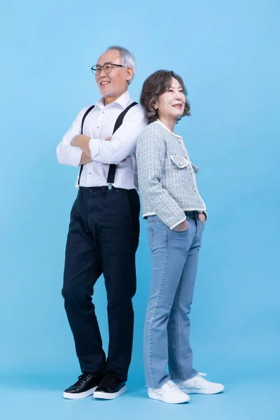 Активная Молодая Корейская Азиатская Пара Мужчина Женщина Стоящие Спиной Спине — стоковое фото