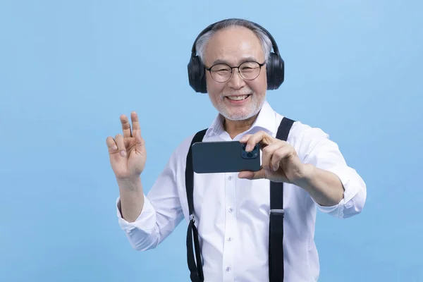 Actif Jeune Coréen Senior Asiatique Mâle Écoute Musique Avec Casque — Photo