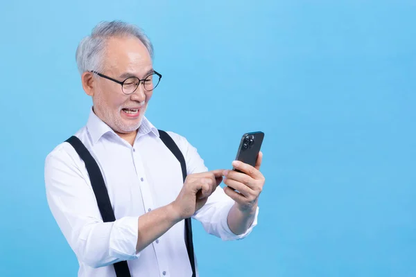 Actif Jeune Coréen Senior Asiatique Mâle Regardant Smartphone Sur Fond — Photo