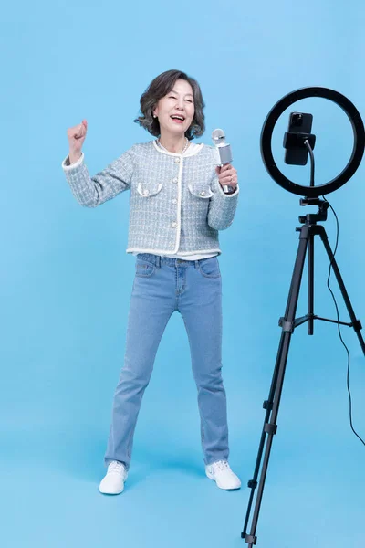 Спів Активної Молодої Корейської Жінки Азіатського Походження Смартфоном Концепцією Мобільного — стокове фото