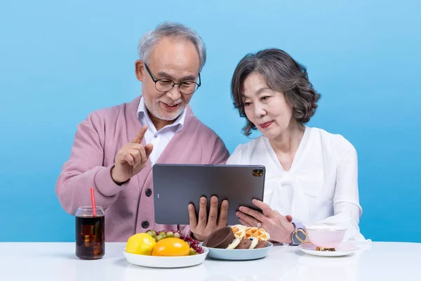 Ativo Jovem Sênior Coreano Asiático Casal Usando Tablet — Fotografia de Stock