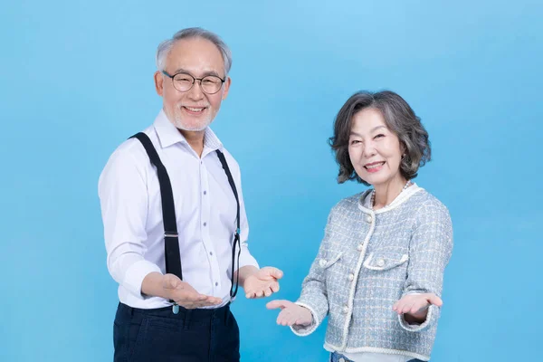 Ενεργό Νεαρό Ηλικιωμένο Ζευγάρι Της Κορέας Ασίας Κίνηση Στο Χέρι — Φωτογραφία Αρχείου