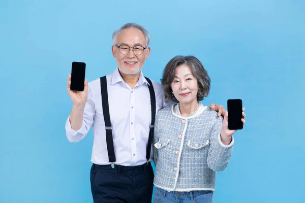 Actif Jeune Senior Coréen Asiatique Couple Holding Smartphone — Photo