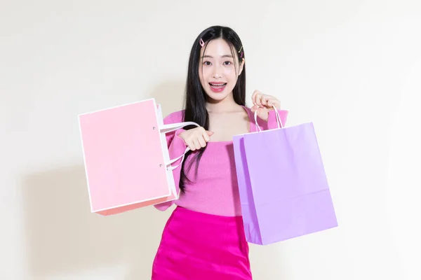 ヴィンテージY2Kピンクレトロなコンセプト写真韓国系アジア人可愛い女性のショッピングバッグ — ストック写真