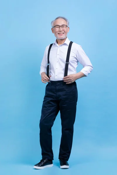 Stüdyo Geçmişine Karşı Duran Mutlu Aktif Genç Yaşlı Koreli Bir — Stok fotoğraf