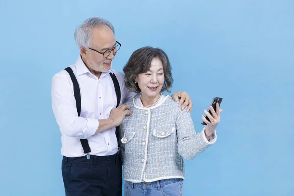 Aktive Junge Ältere Koreanische Asiatische Paare Schauen Aufs Smartphone — Stockfoto