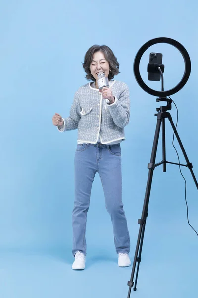 Спів Активної Молодої Корейської Жінки Азіатського Походження Смартфоном Концепцією Мобільного — стокове фото