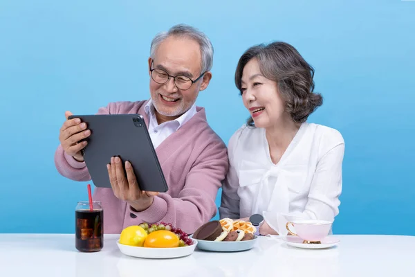 Aktiv Jung Senior Koreanisch Asiatisch Pärchen Mit Tablet — Stockfoto