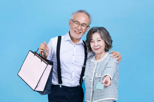 Aktives Junges Koreanisches Paar Mit Einkaufstaschen Und Kreditkarte — Stockfoto