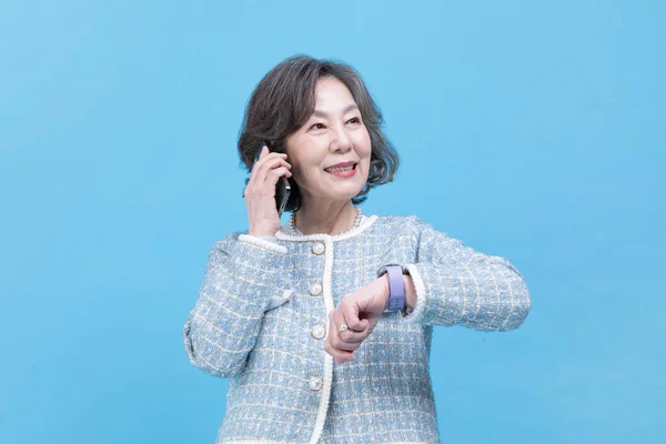 Attiva Giovane Coreana Anziana Donna Asiatica Guardia Con Dispositivo Intelligente — Foto Stock