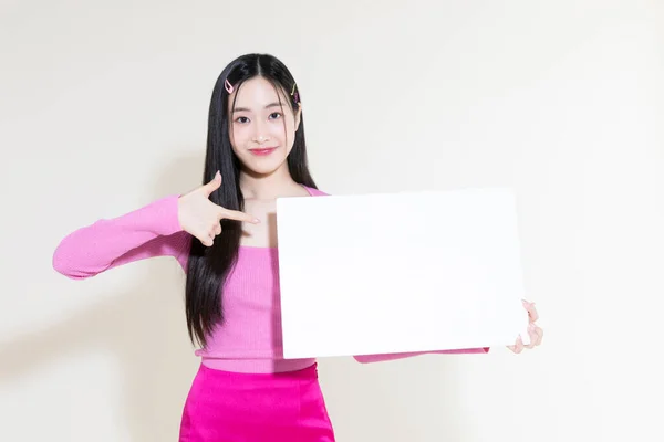 ヴィンテージY2Kピンクレトロなコンセプト写真韓国系アジア人かわいい女性のフレームを保持 — ストック写真